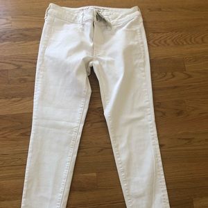 American Eagle White  Super Stretch Size 6